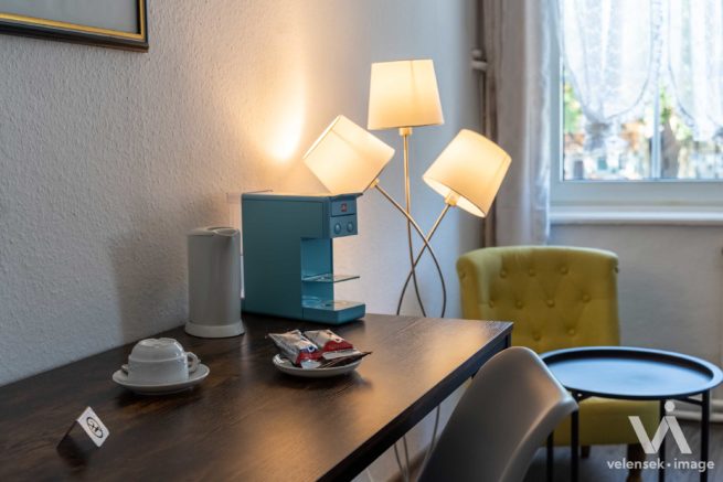 Sonntagshotel: Im Zimmer ©Velensek Image